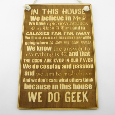 Ξύλινη Ταμπέλα “We Do Geek”