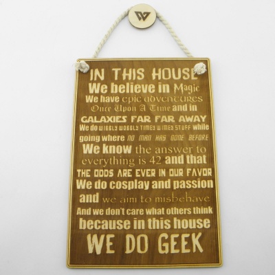Ξύλινη Ταμπέλα “We Do Geek”